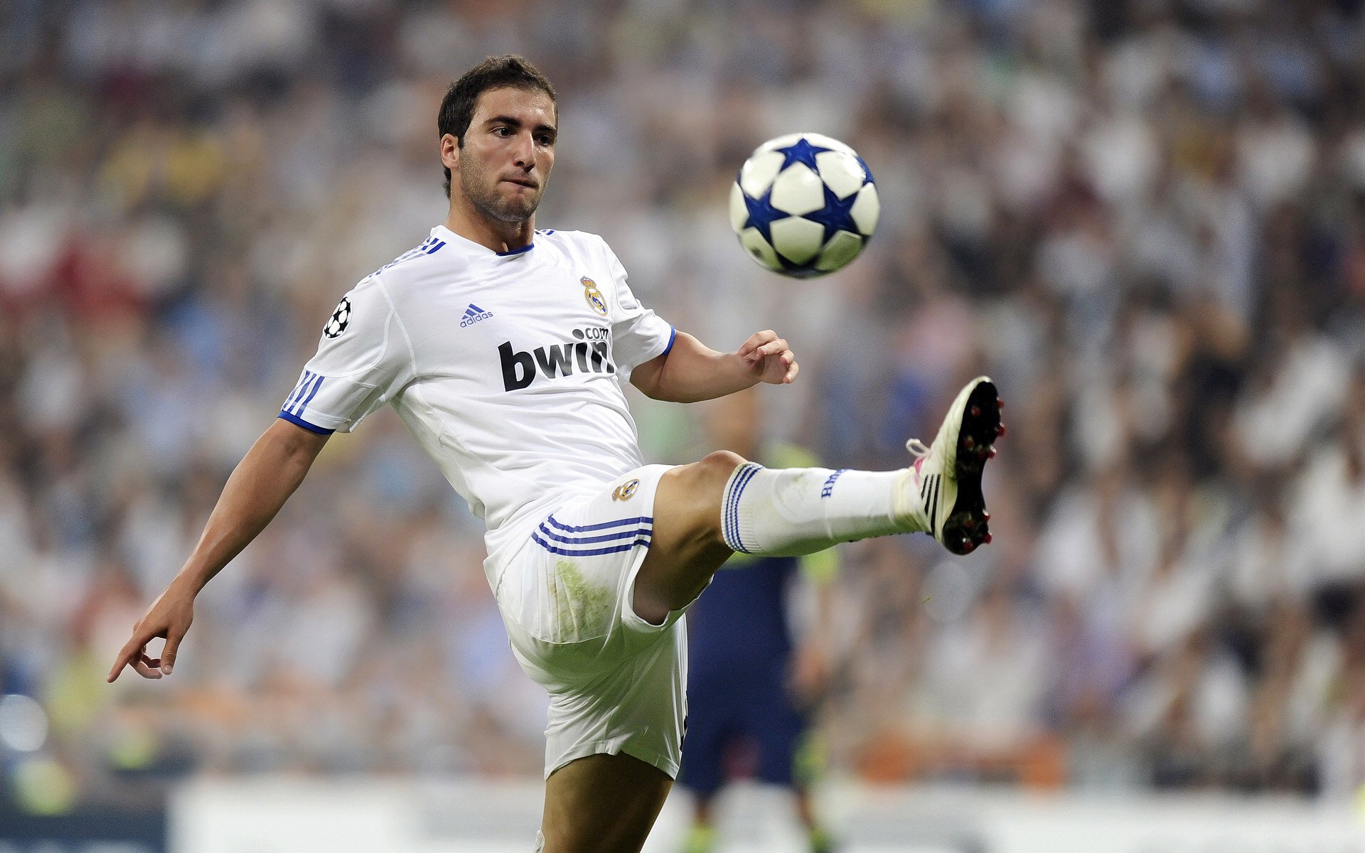 亚特兰大三中场组合展现高度默契，亚特兰大中锋